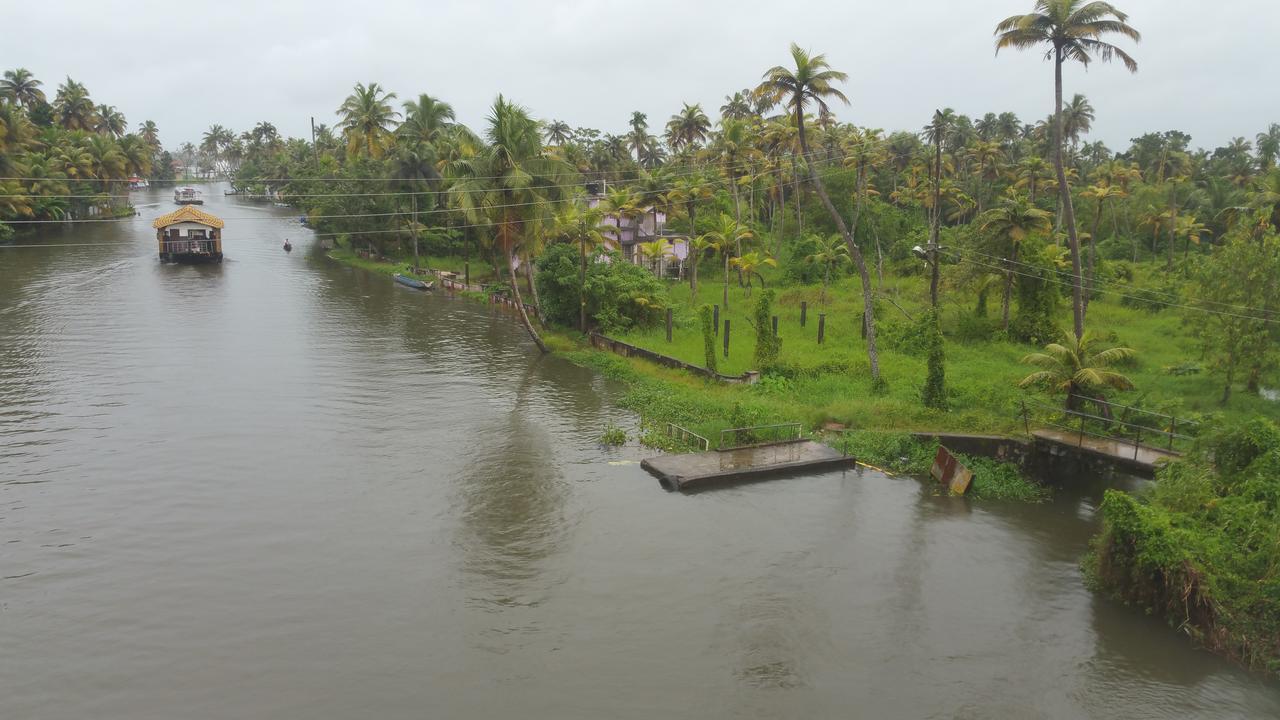 Abru'S Holidays International Travelers Hotel Alappuzha Exterior photo