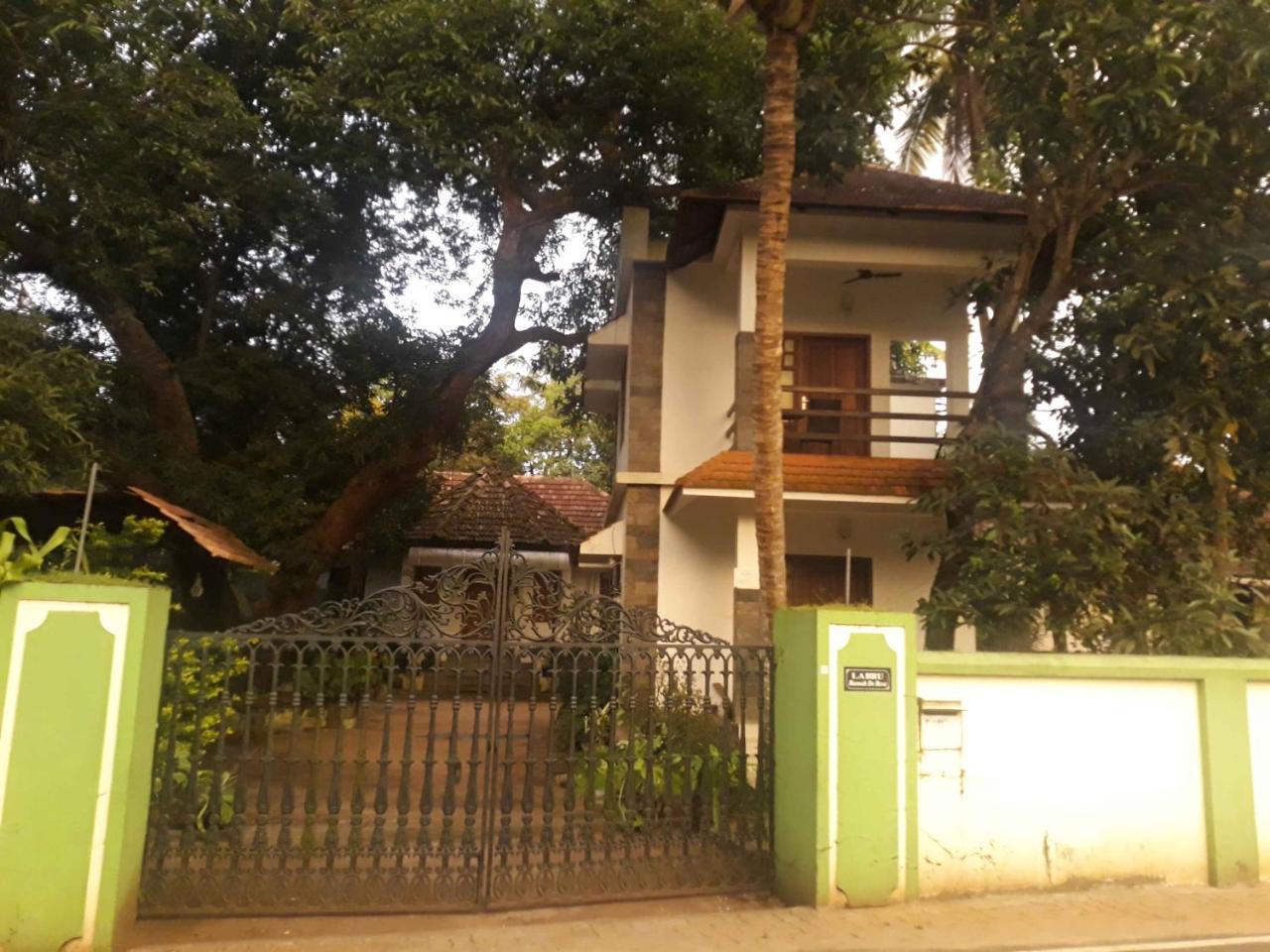 Abru'S Holidays International Travelers Hotel Alappuzha Exterior photo